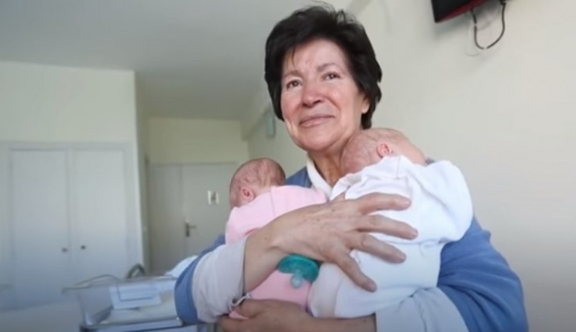 Sie bringt mit 64 Jahren Zwillinge zur Welt: Wenig später wird sie als „ungeeignete Mutter“ eingestuft und verliert das Sorgerecht